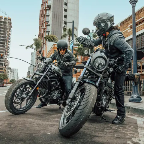 Honda CMX1100 Rebels z dwoma motocyklistami