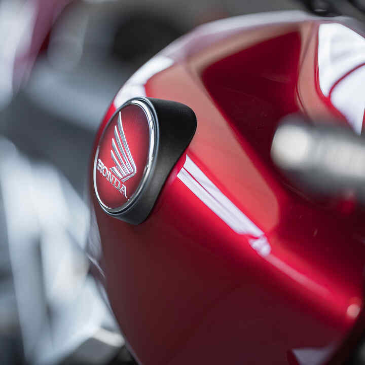 Honda CB1000R - zbliżenie na zbiornik paliwa