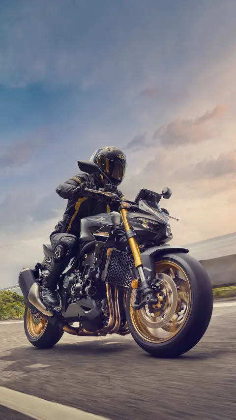 Mężczyzna na motocyklu w zakręcie