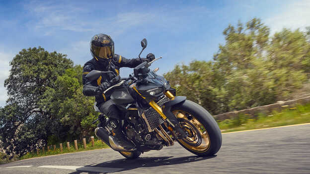 Tryby jazdy z systemem kontroli momentu obrotowego (HSTC)