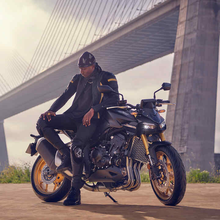 Motocykl przed mostem