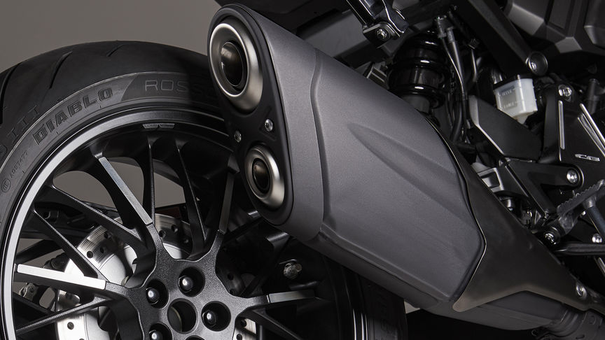 Honda CB1000R Black Edition, kruczoczarny układ wydechowy