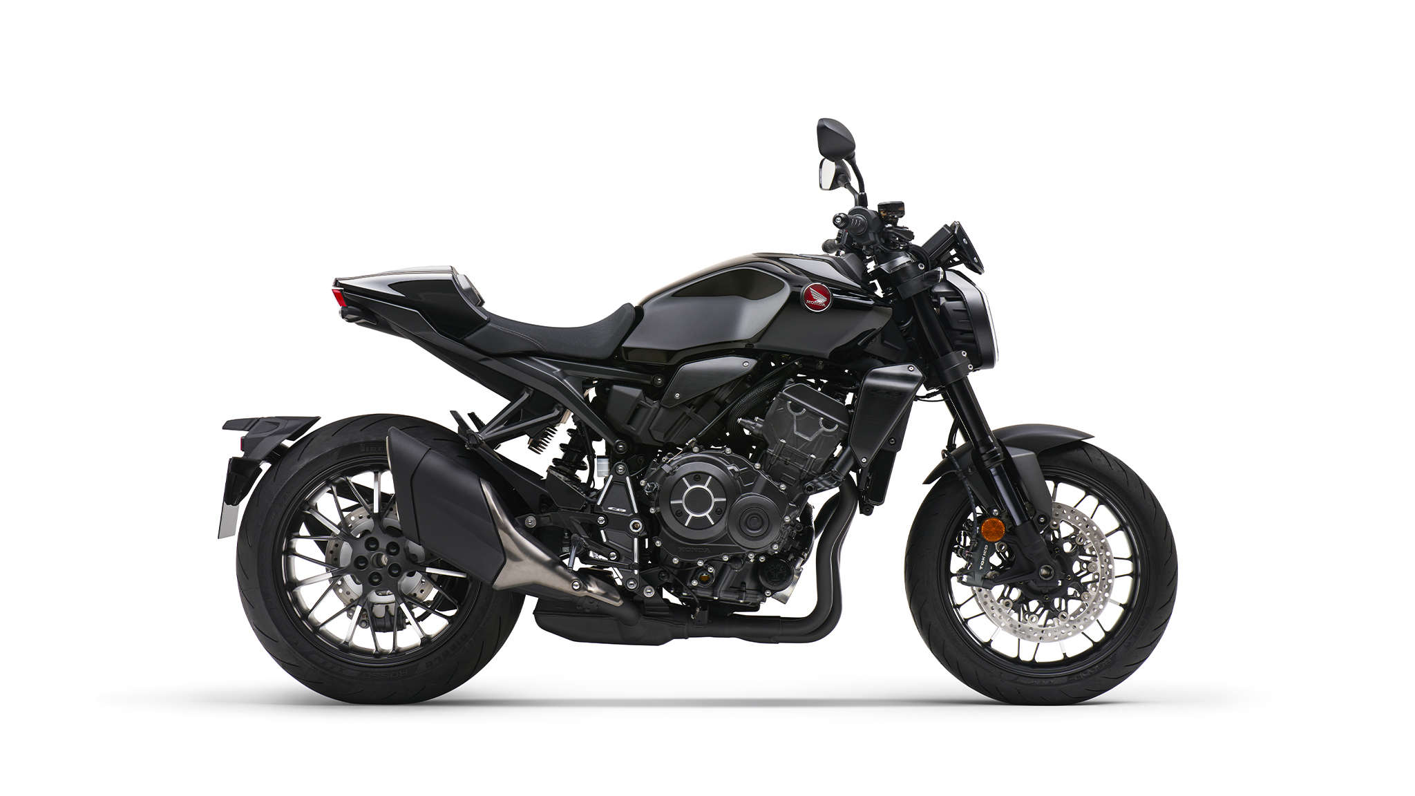 Honda CB1000R Black Edition, widok z prawej strony, zdjęcie studyjne, czarny motocykl