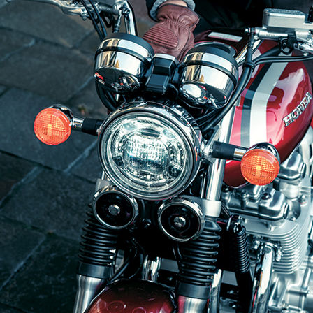 Zbliżenie na światła motocykla Honda CB1100EX.