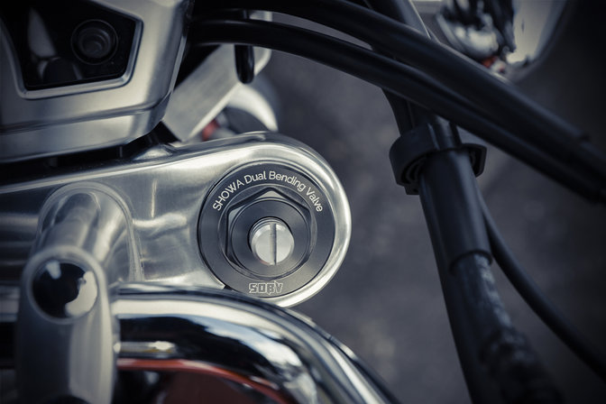 Zbliżenie na przednie zawieszenie motocykla CB1100EX.