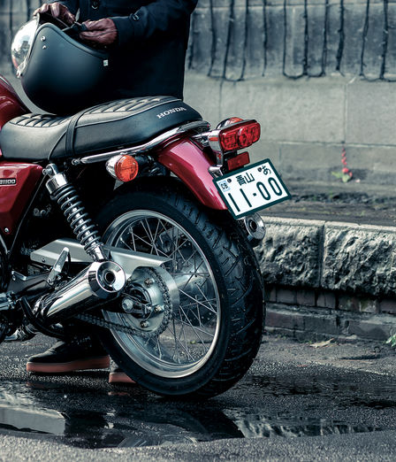 Zbliżenie na tylne zawieszenie motocykla CB1100EX.