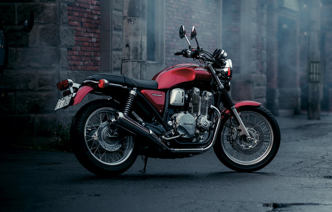 Honda CB1100EX - widok z tylnej prawej perspektywy.