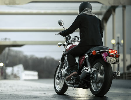 Honda CB1100EX z kierowcą - widok z tylnej prawej perspektywy.