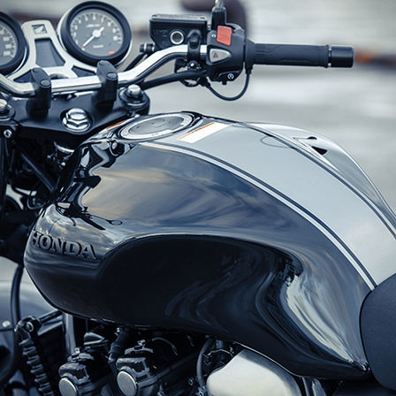 Zbliżenie na zbiornik paliwa motocykla Honda CB1100 RS.