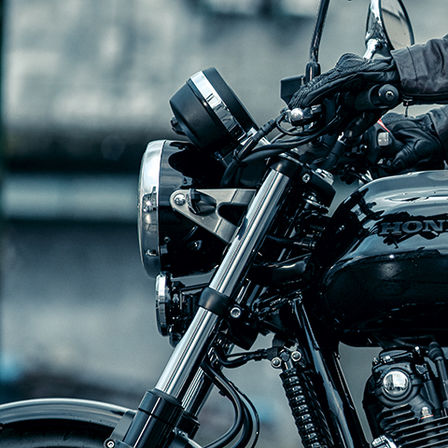 Zbliżenie na zawieszenie modelu CB1100 RS.