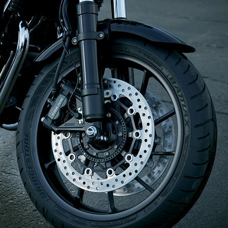 Honda CB1100 RS - zbliżenie na koło i tarcze hamulcowe.