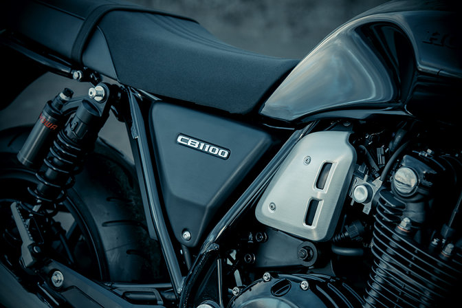 Honda CB1100 RS - zbliżenie na boczną owiewkę.