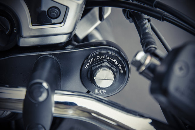 Zbliżenie na przednie zawieszenie motocykla CB1100 RS.