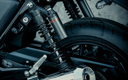 Zbliżenie z tyłu na zawieszenie motocykla CB1100 RS.
