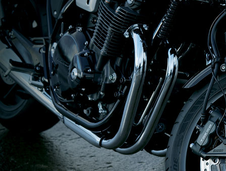 Zbliżenie na układ wydechowy motocykla Honda CB1100 RS.
