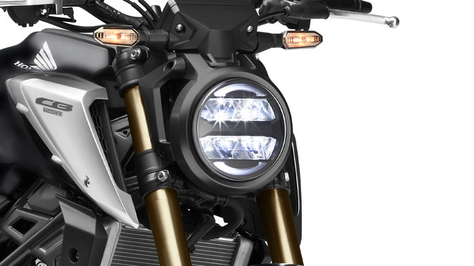 Honda CB125R, widok z prawej strony z przodu, zbliżenie na światła, zdjęcie studyjne, czarny motocykl