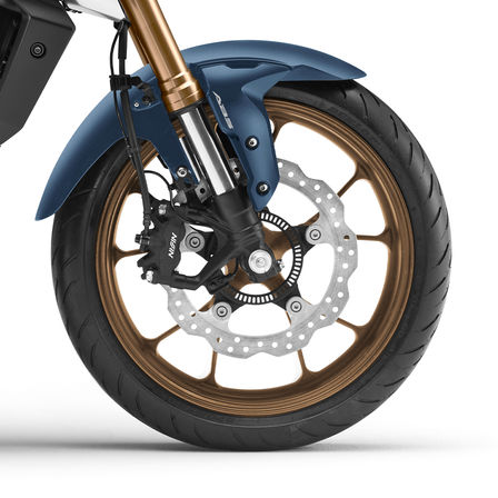 Honda CB125R, widok z prawej strony, zbliżenie na przednie koło i hamulce, zdjęcie studyjne, niebieski motocykl