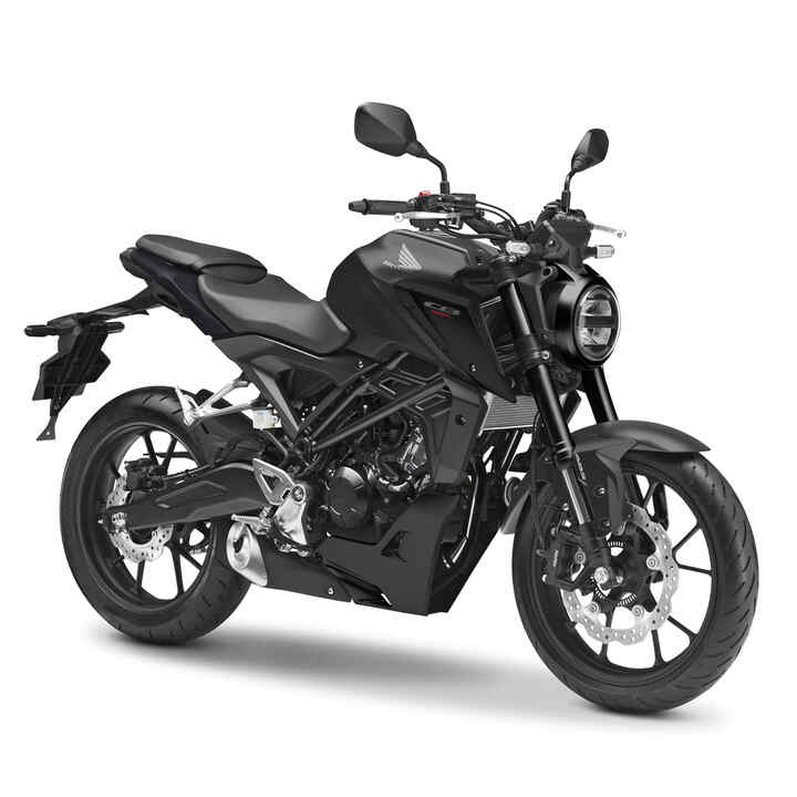 Honda CB125R, widok z prawej strony z przodu, zdjęcie studyjne, czarny motocykl