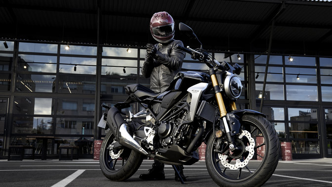 Honda CB300R Neo Sports Café - ujęcie przedstawiające zaparkowany motocykl z profilu.