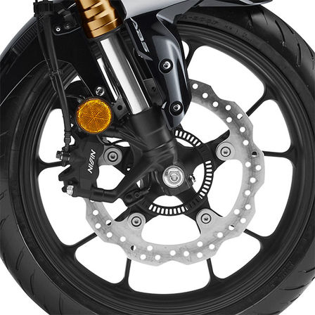 Honda CB300R Neo Sports Café - zbliżenie na koło.