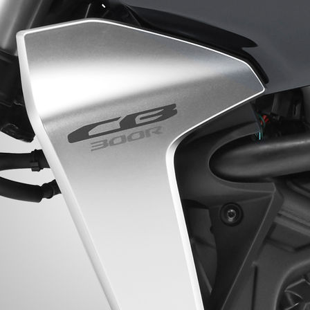 Honda CB300R Neo Sports Café - zbliżenie na owiewkę.