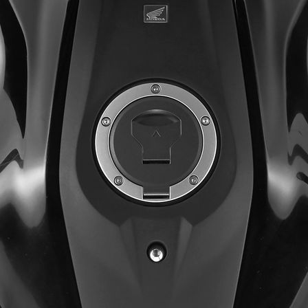 Honda CB300R Neo Sports Café – zbliżenie na zbiornik paliwa.