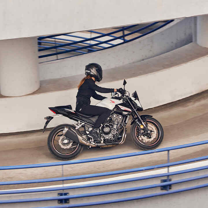 Honda CB500 Hornet - zdjęcie z filmu przygotowanego na premierę