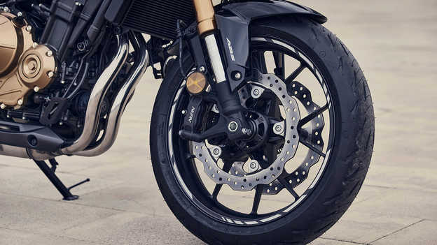 CB500F – Nowe podwójne przednie hamulce tarczowe i zaciski radialne
