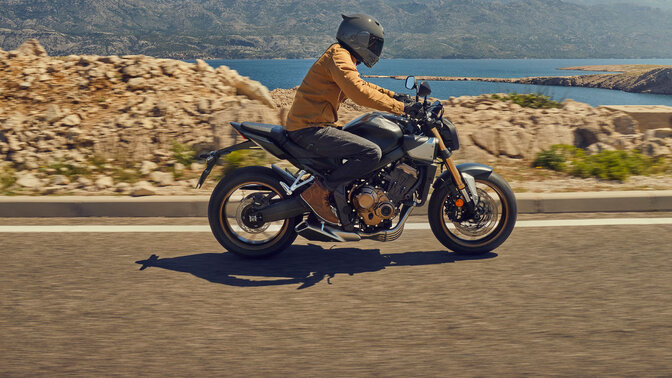 Honda CB650R na parkingu widziana z przedniej perspektywy