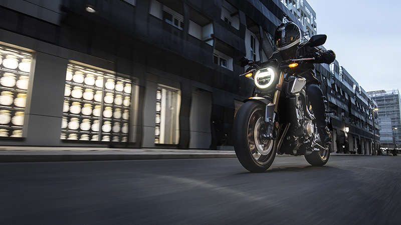 CB650R Neo Sports Café nocą na tle miasta