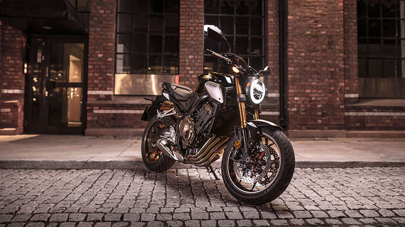 CB650R Neo Sports Café nocą na tle miasta