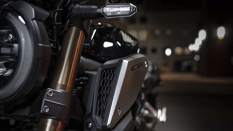 CB650R Neo Sports Café zbliżenie na podwójny kanał dolotowy