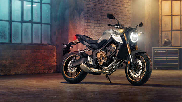 CB650R Neo Sports Café nocą na tle miasta