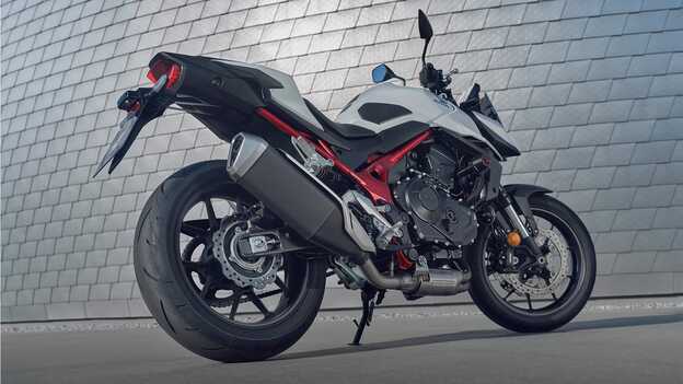 Honda CB750 przejeżdżająca przez most.