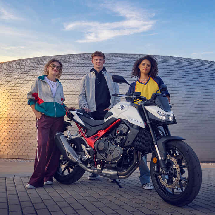 Kadr z filmu przedstawiającego Hondę Hornet w akcji