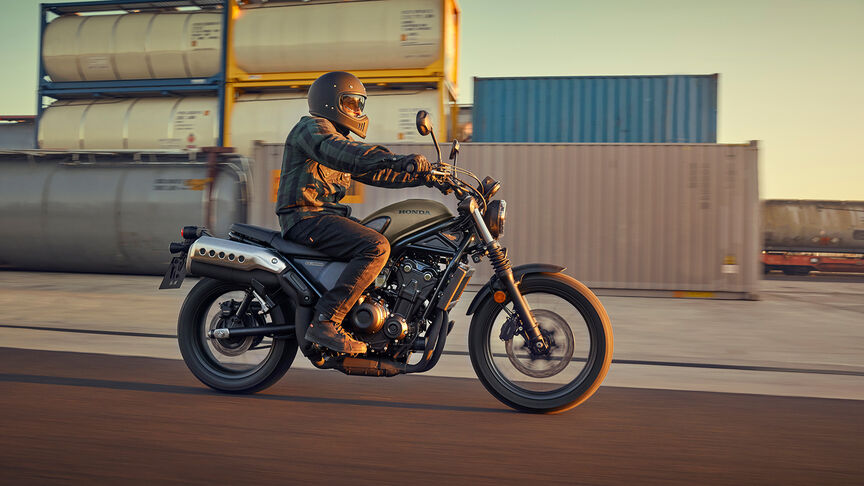 Honda CL500 w plenerze.