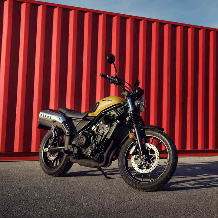 Kadr z filmu akcji z Hondą CL500