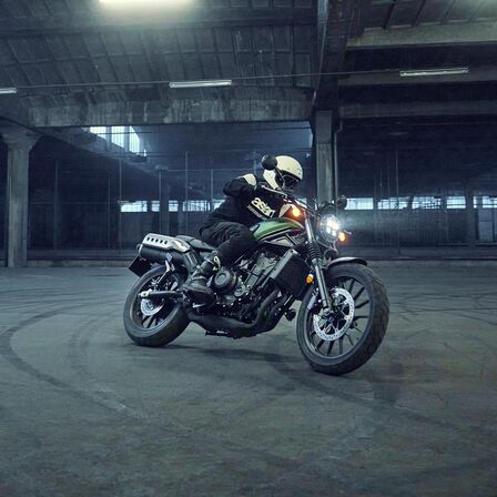 Honda CL500 w mieście.