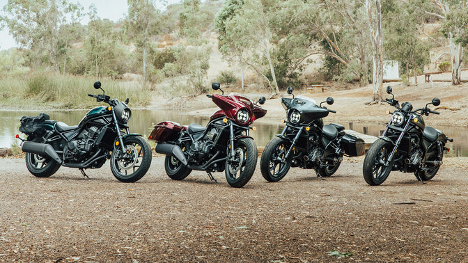 Honda CMX1100 Rebel stojąca na bocznej stopce przy brzegu.