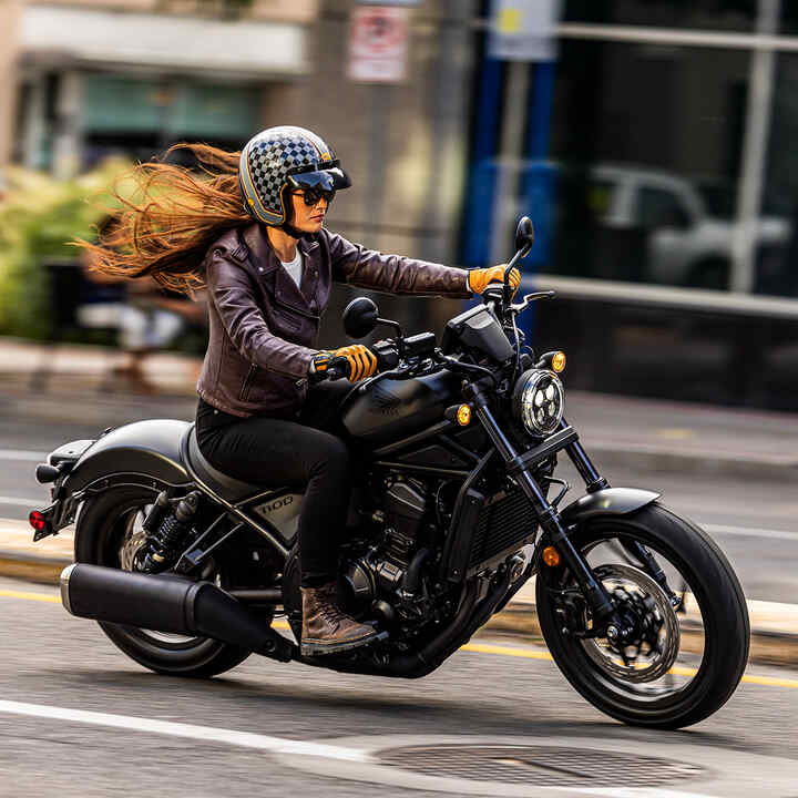 Model na Hondzie CMX1100 w mieście.