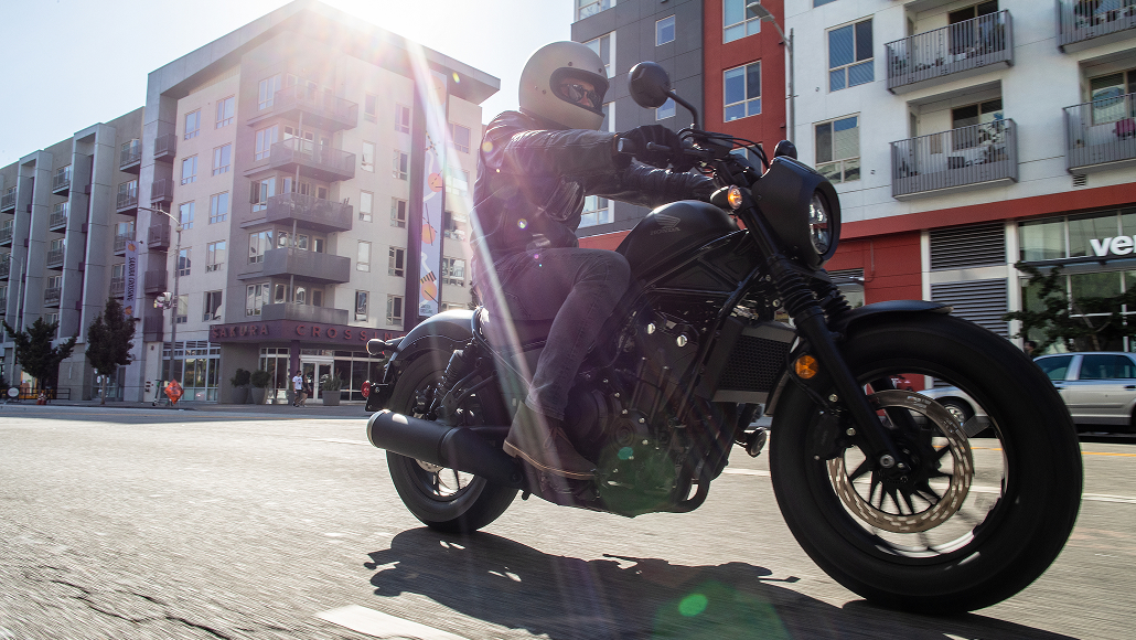 CMX500 Rebel - ujęcie z przodu pokazujące pełne oświetlenie LED