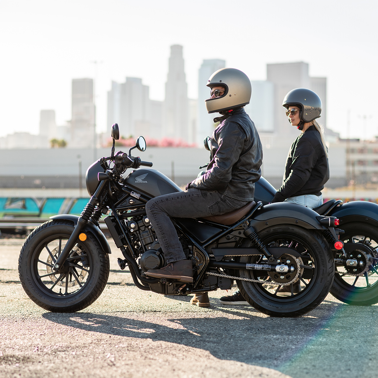 CMX500 Rebel z dwoma motocyklistami