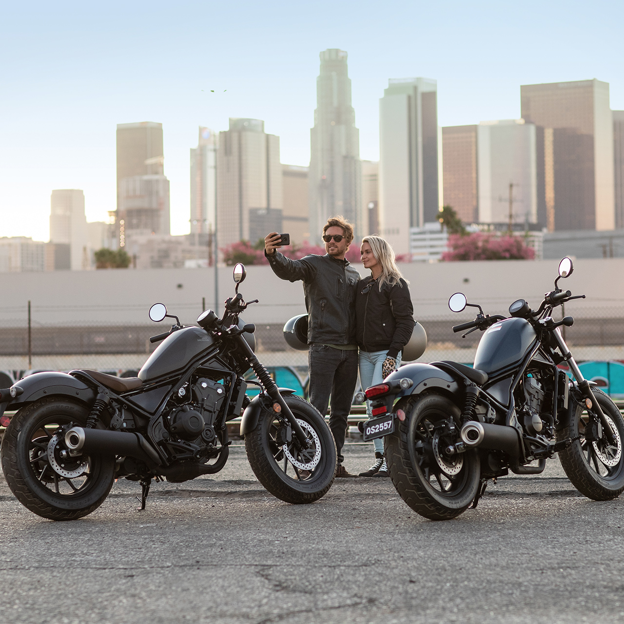 CMX500 Rebel z parą stojącą przy motocyklu