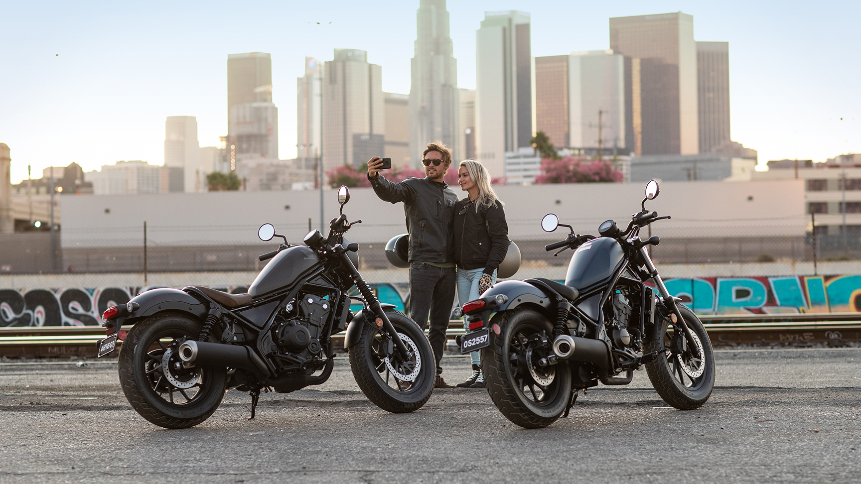 CMX500 Rebel z parą stojącą przy motocyklu