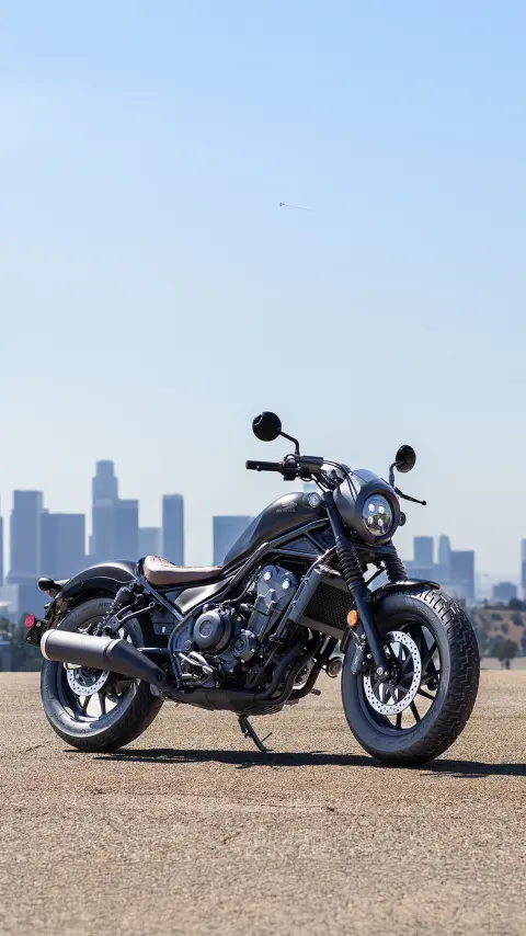 CMX500 Rebel - widok z boku z przodu w mieście