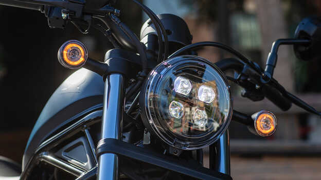 CMX500 Rebel - ujęcie z przodu pokazujące pełne oświetlenie LED