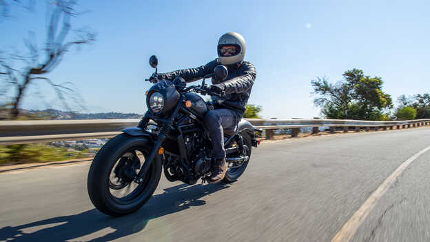 Motocyklista na Hondzie CMX500 Rebel na drodze.