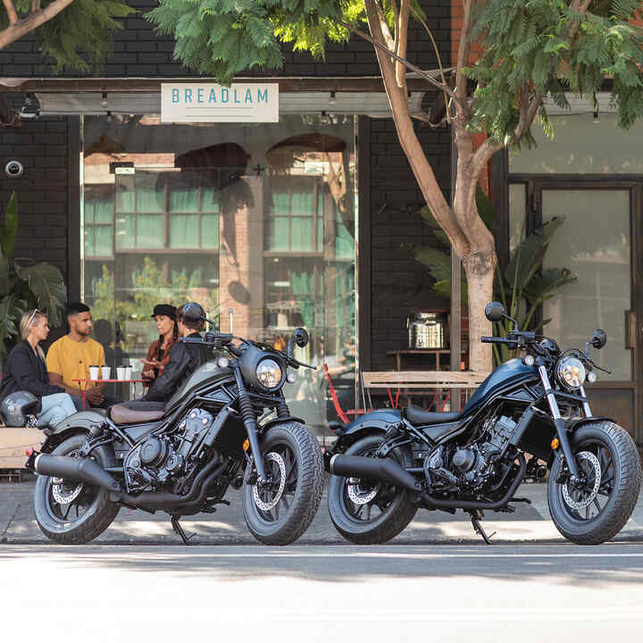 CMX500 Rebel z boku na zdjęciu przed kawiarnią.