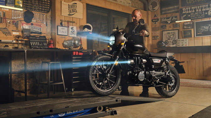 GB350S - widok z przodu/boku, z kierowcą pracującym przy motocyklu