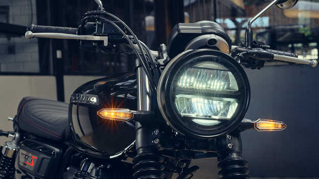 GB350S - ujęcie z przodu pokazujące pełne oświetlenie LED